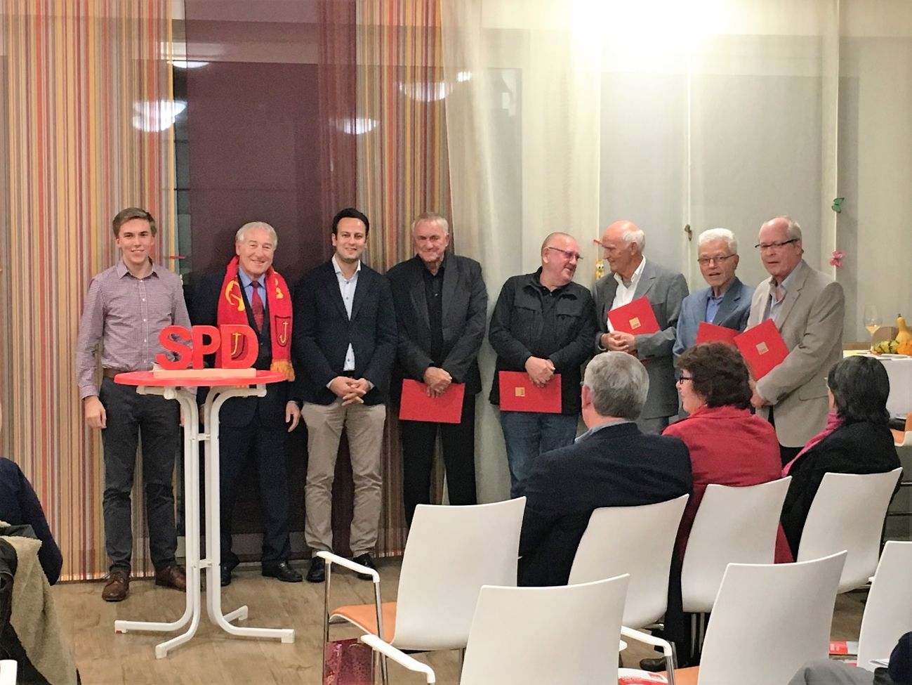 Namen von links: Tim Denecke, Reimund Horzel, Parsa Marvi, Siegfried Beer, Bernd Ploczitzka, Dieter Stoltz, Erich Schwall, Bernd Melchien